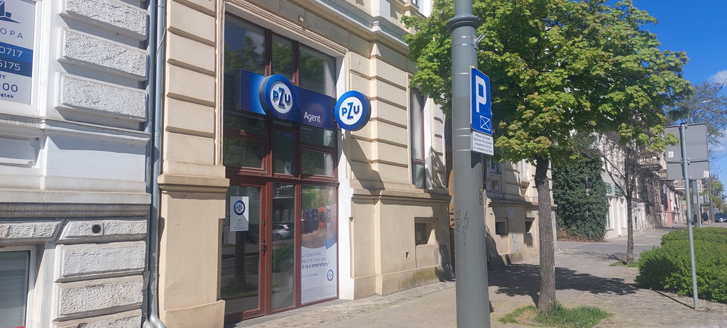 Wejście do biura &mdash; szyld PZU Agent przy Mieszka I 14/1